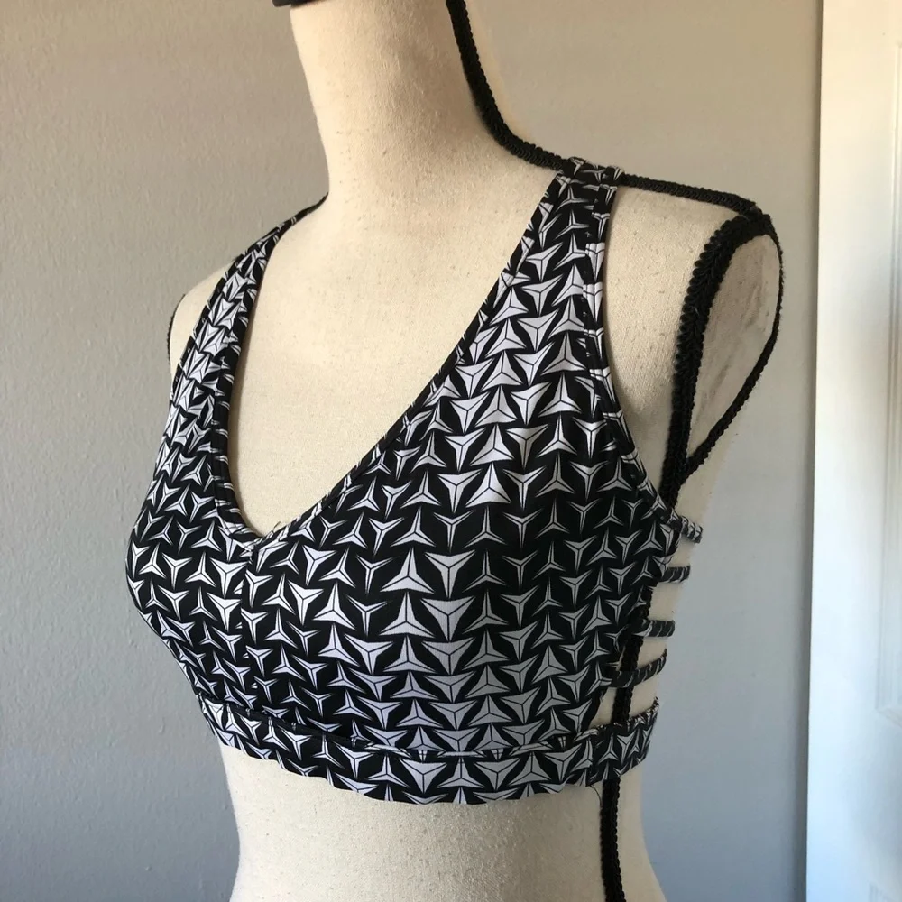 VICTORIA SPORT geometric triangular print and a distinctive strappy racerback| M